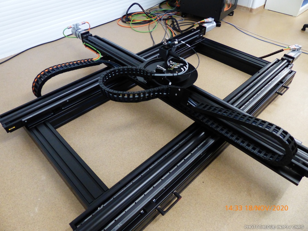 Faisceau fin, table XY et tête rotative