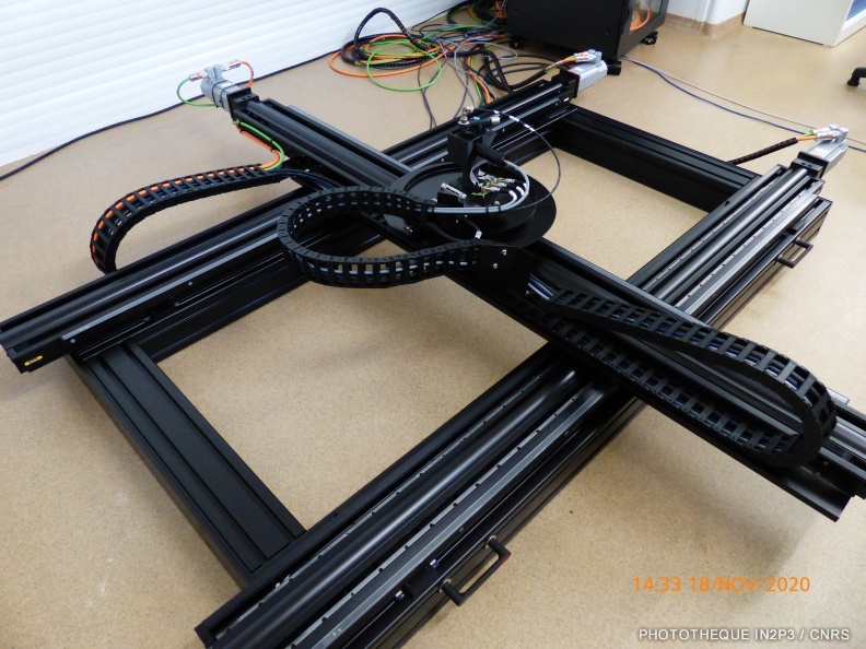Faisceau fin, table XY et tête rotative
