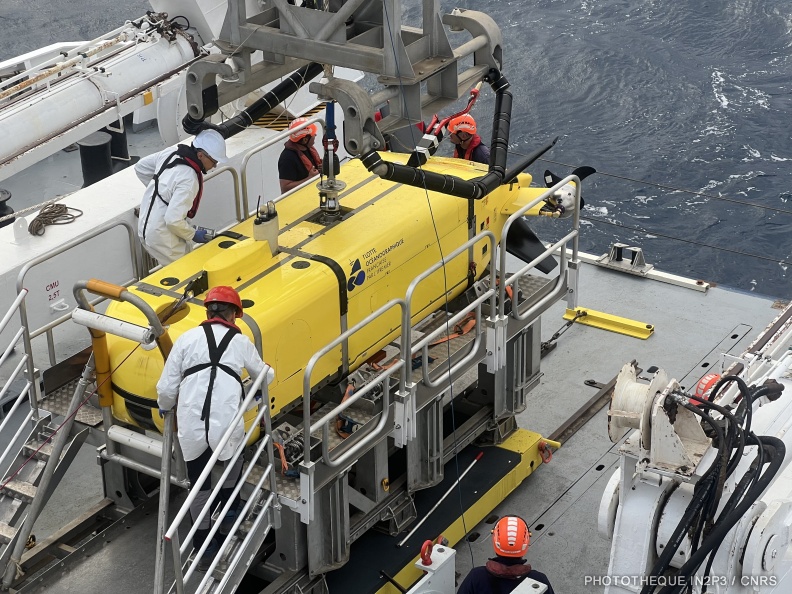 Vérification du robot autonome sous-marin par l’équipe de radioprotection