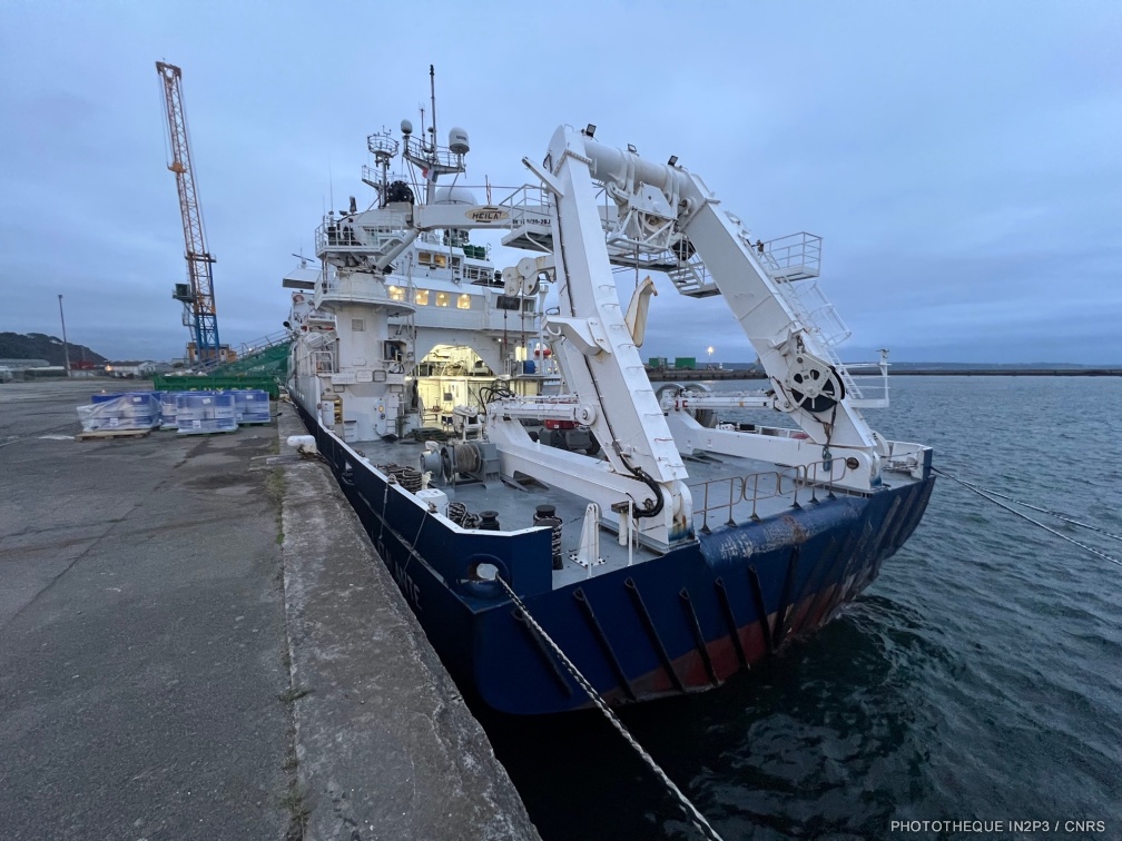 Le navire scientifique l'Atalante à Brest, juste avant le départ de la mission