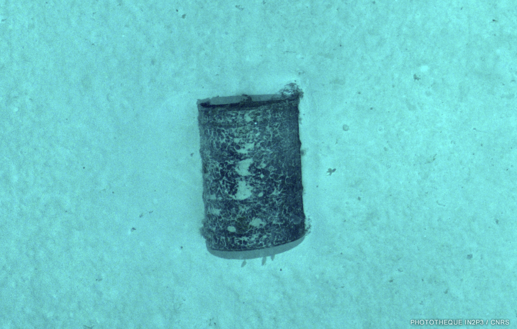 Fût photographié par l’AUV UlyX à 4700 m de profondeur