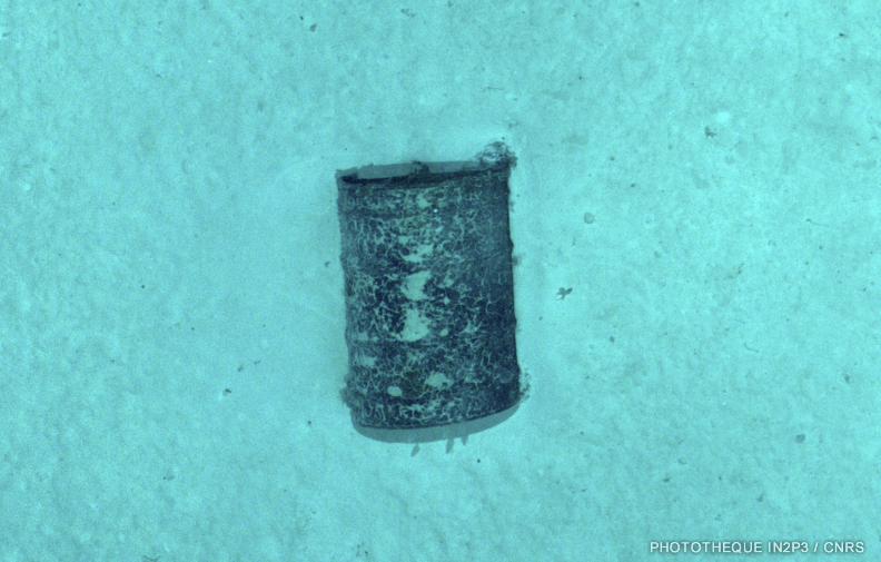 Fût photographié par l’AUV UlyX à 4700 m de profondeur