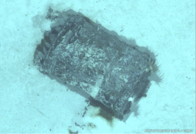 Fût photographié par l’AUV UlyX à 4700 m de profondeur