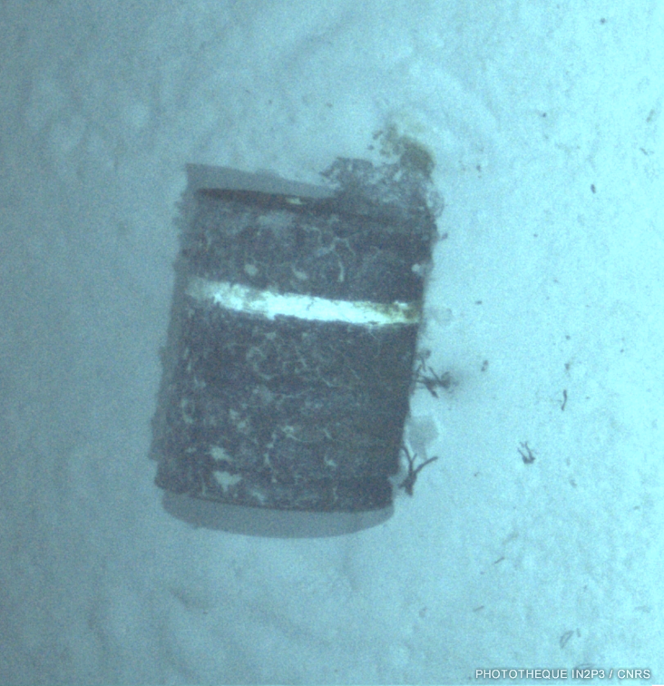 Fût photographié par l’AUV UlyX à 4700 m de profondeur