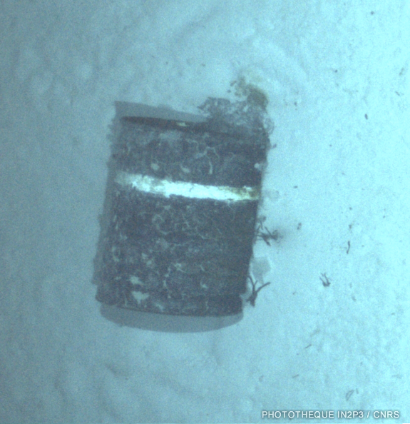 Fût photographié par l’AUV UlyX à 4700 m de profondeur
