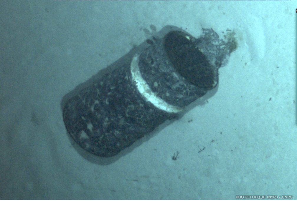 Fût photographié par l’AUV UlyX à 4700 m de profondeur