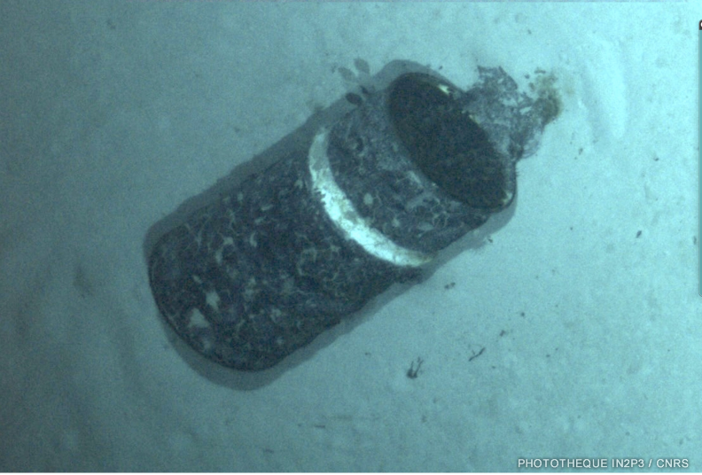 Fût photographié par l’AUV UlyX à 4700 m de profondeur