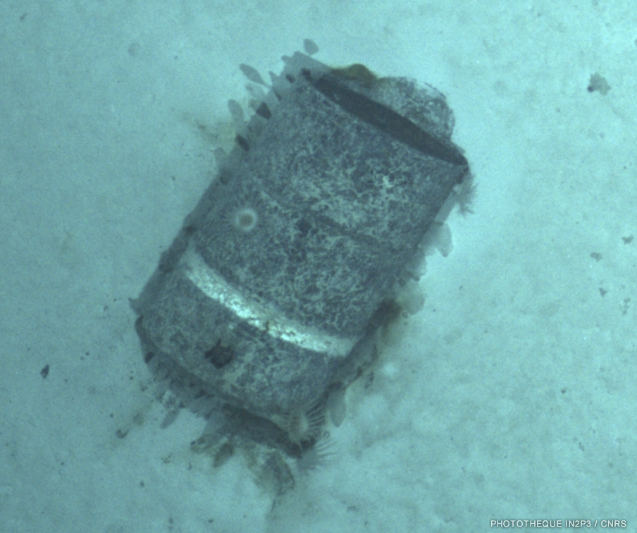 Fût photographié par l’AUV UlyX à 4700 m de profondeur