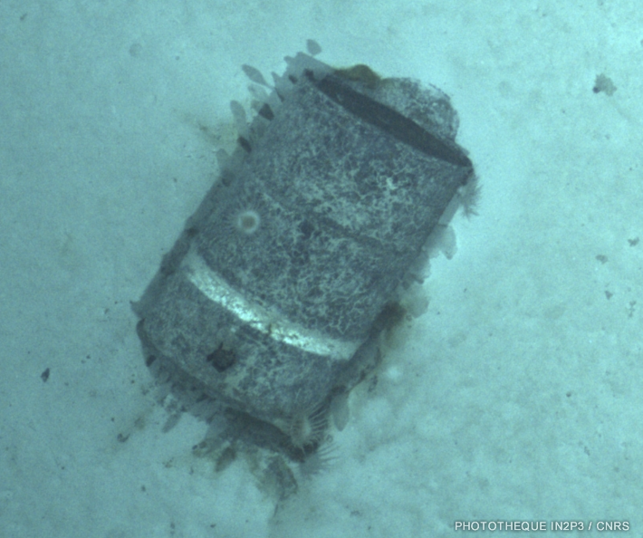 Fût photographié par l’AUV UlyX à 4700 m de profondeur