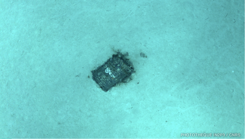 Fût photographié par l’AUV UlyX à 4700 m de profondeur