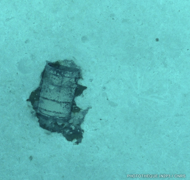 Fût photographié par l’AUV UlyX à 4700 m de profondeur