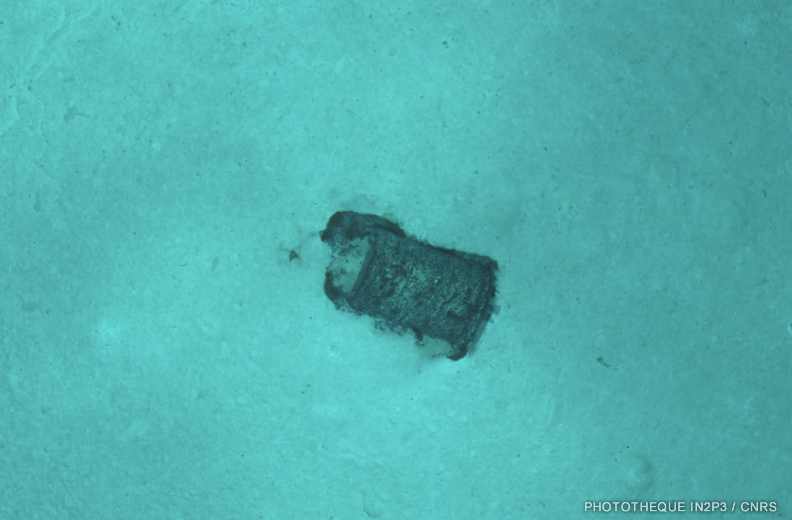 Fût photographié par l’AUV UlyX à 4700 m de profondeur