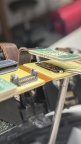 Un interposeur, qui assure le contact électrique, est placé très délicatement