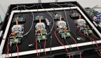 Quatre modules sont placés dans leur boîte de tests électroniques